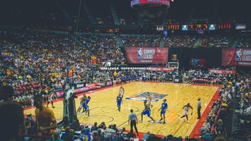 悟空体育app：绿茵场上的W浪潮，球迷齐盼更多胜利的绿色喜悦